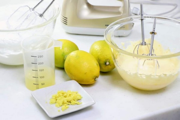 レモンのムースケーキを作ります